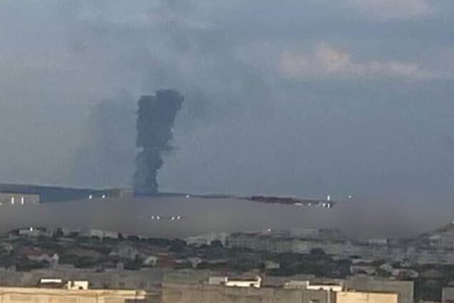 В Балаклаве после взрыва продолжает гореть воинская часть оккупантов. Фото