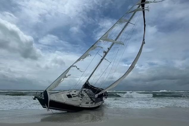 Розкрито таємницю пошматованого 'корабля-привида', який викинуло на пляж Флориди. Фото