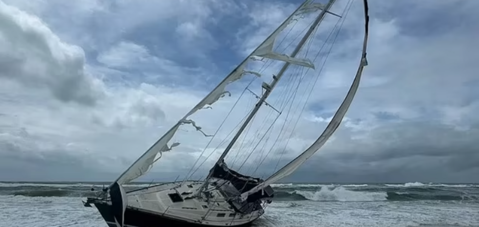 Раскрыта тайна поврежденного 'корабля-призрака', который выбросило на пляж Флориды. Фото