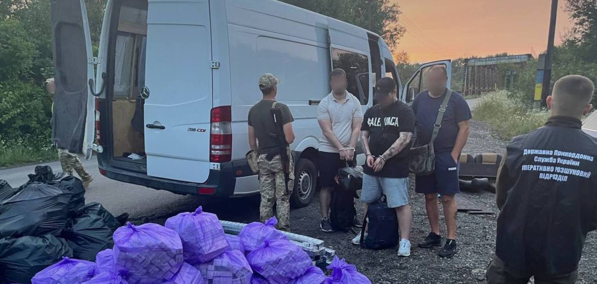 Порушників разом з цигарками 'зашили' у стінку буса: прикордонники викрили хитру схему, яку вигадав мешканець Закарпаття. Відео