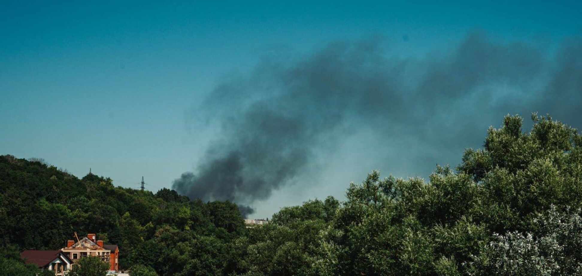В российском Курске вспыхнул мощный пожар: валит черный дым. Фото и видео