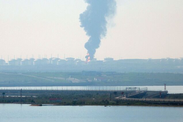 В оккупированном Крыму прогремели взрывы, поднялся дым