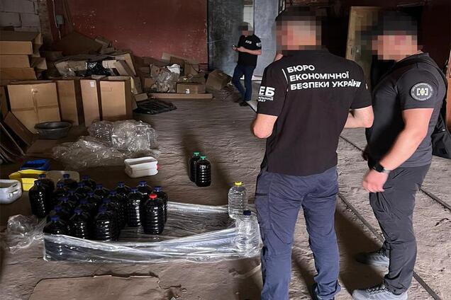 Украинцев поили поддельным алкоголем