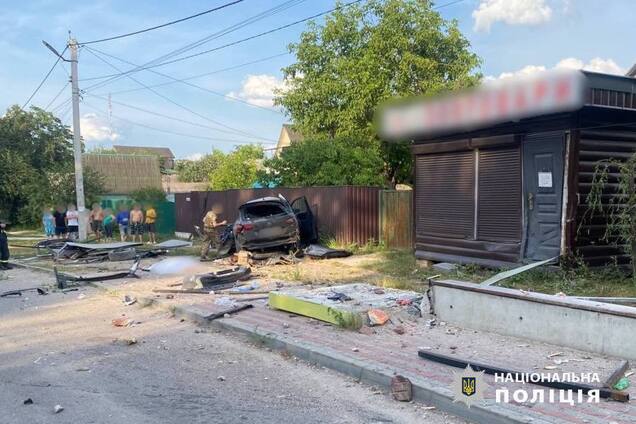 Под Киевом женщина на бешеной скорости влетела в остановку: водитель погибла, ее сына спасают медики. Видео