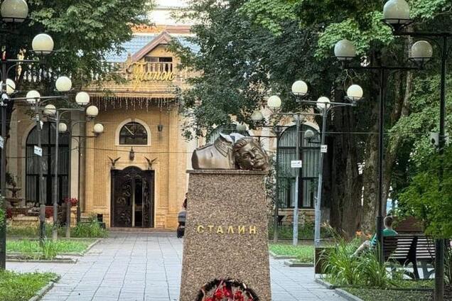 В российском Звенигороде кувалдой обезглавили бюст Сталина: фото и видео