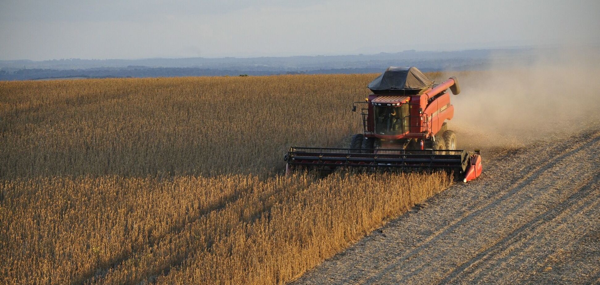 На Сумщине оккупанты атаковали дроном комбайн прямо на поле: есть погибший и раненый