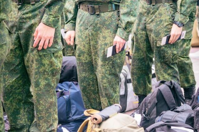 Хотят заставить воевать: оккупанты на захваченных территориях Украины выдают повестки подросткам на 2025 год