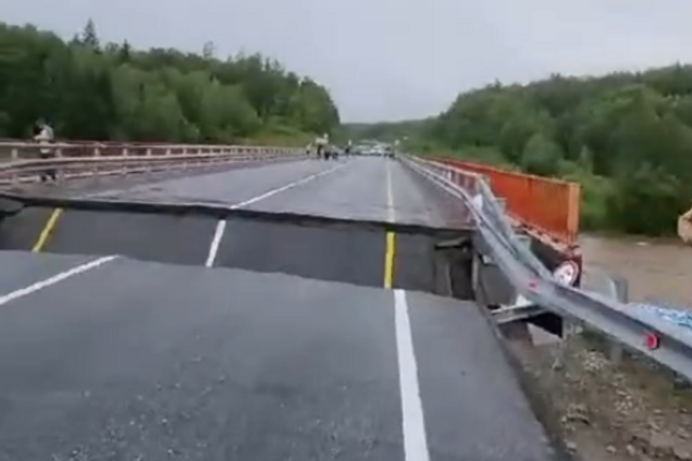 У російській Бурятії обвалився міст поблизу кордону з Монголією: кажуть, що 'винні' дощі. Відео