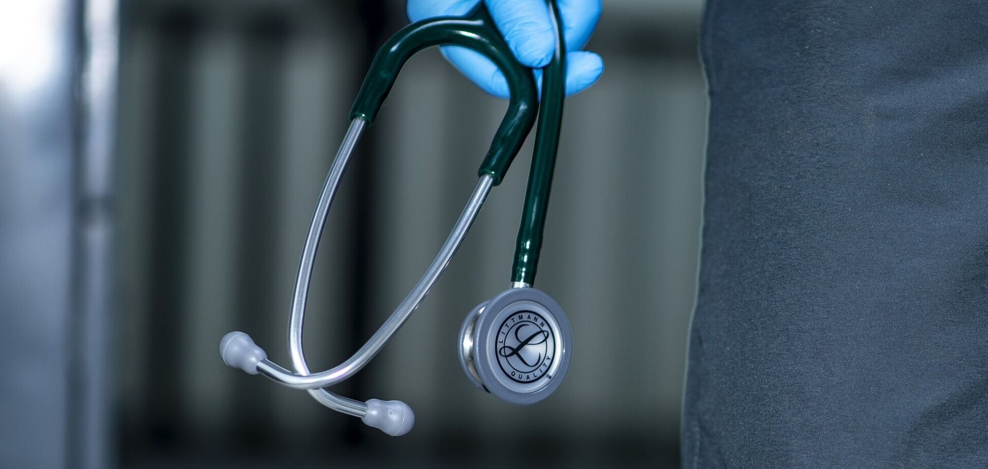 У Чернігові 4-річний хлопчик випав із вікна багатоповерхівки: медики розповіли про його стан