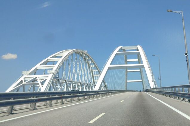 Оккупанты увеличили количество защитных барж возле Керченского моста на треть. Фото