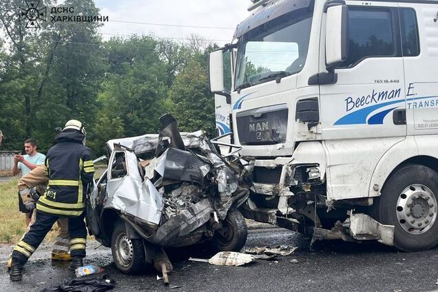 На Харківщині вантажівка зіткнулася з легковиком: серед постраждалих – діти. Фото