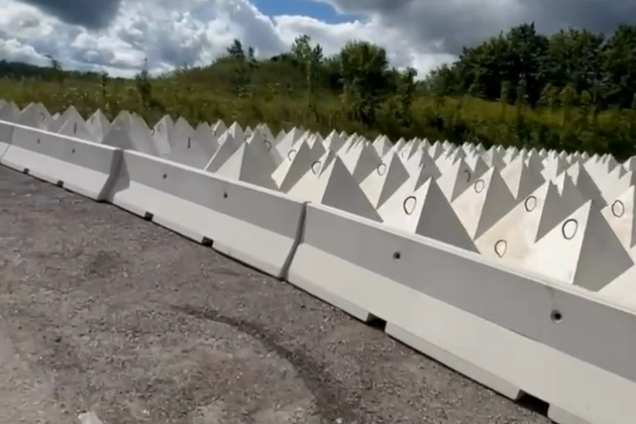 Ставят 'зубы дракона': Латвия начала обустраивать оборонительные заграждения на границе с Россией. Видео
