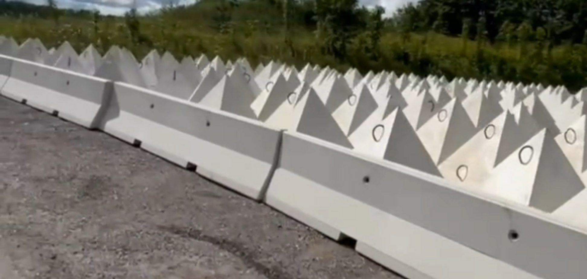 Ставлять 'зуби дракона': Латвія почала облаштовувати оборонні загородження на кордоні з Росією. Відео