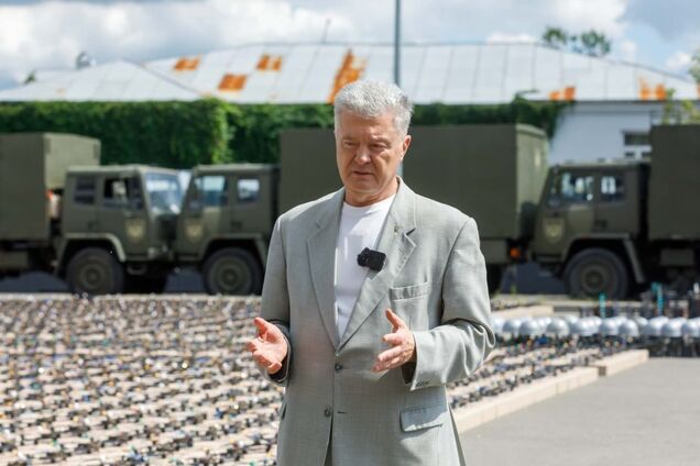 На війні канікул не буває: Порошенко везе на фронт чергову партію дронів та окопних РЕБ