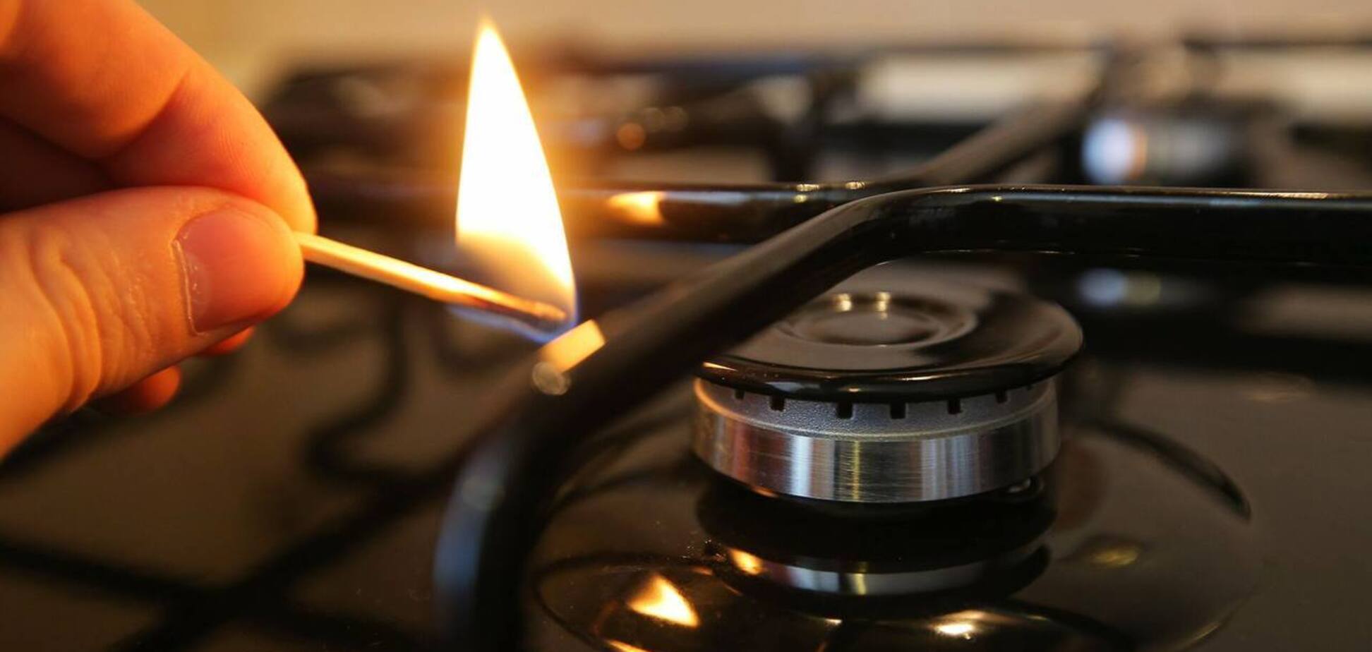Иллюстративное фото, спичка поджигает газовую комфорку