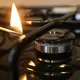 Ілюстративне фото, сірник підпалює газову конфорку