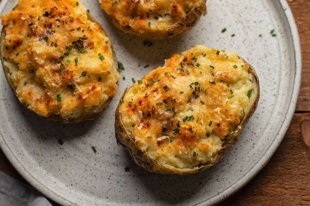 Что быстро и сытно перекусить: запеченный молодой картофель с сыром и грибами