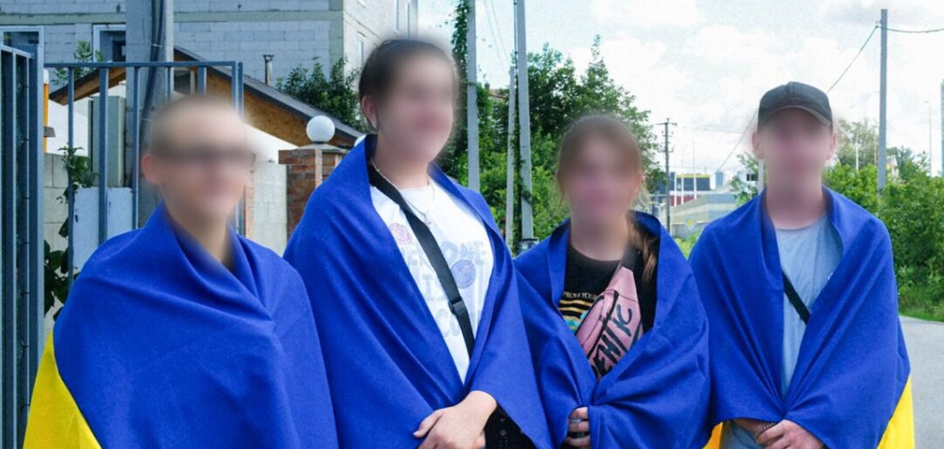 Ілюстрація - діти, закутані в прапори України