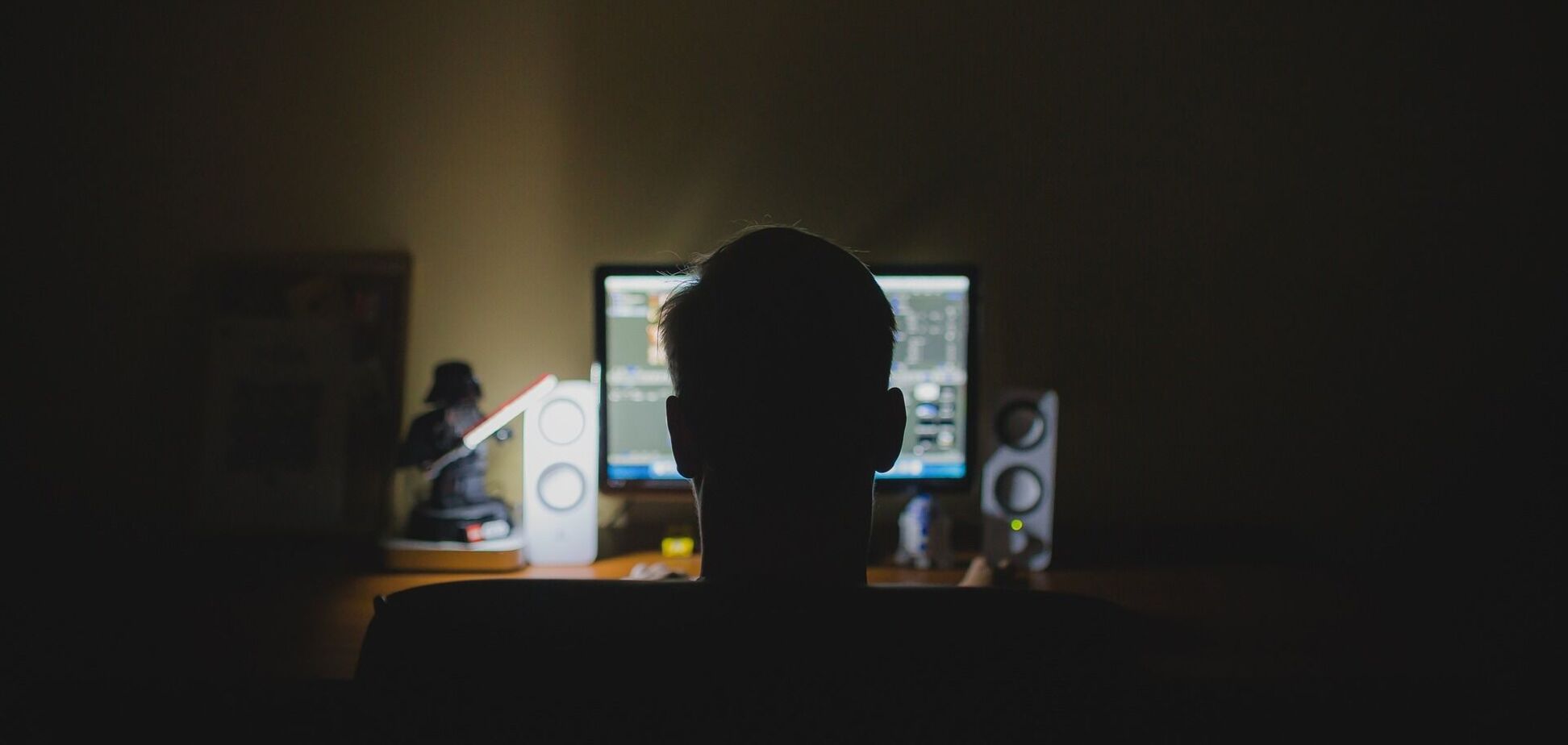 Ілюстративне фото. Чоловік за комп'ютером