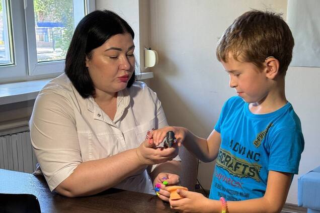 "Теперь сможет адаптироваться в обществе": 7-летний Саша из Запорожья получил современные слуховые аппараты от Фонда Рината Ахметова