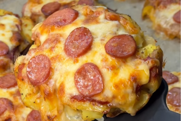 Если надоел молодой вареный картофель: приготовьте вкусные мини-пиццы по легкому рецепту