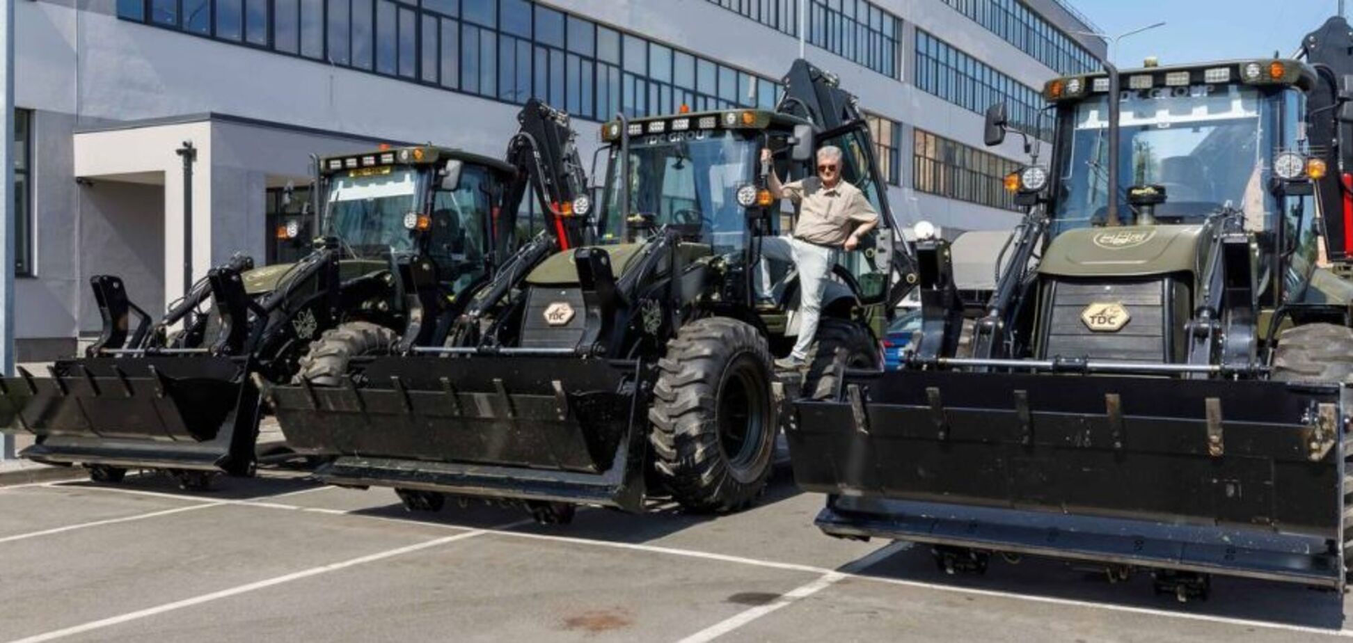 Война только обостряется: Порошенко передаст на фронт экскаваторы, мастерские и командно-штабные машины