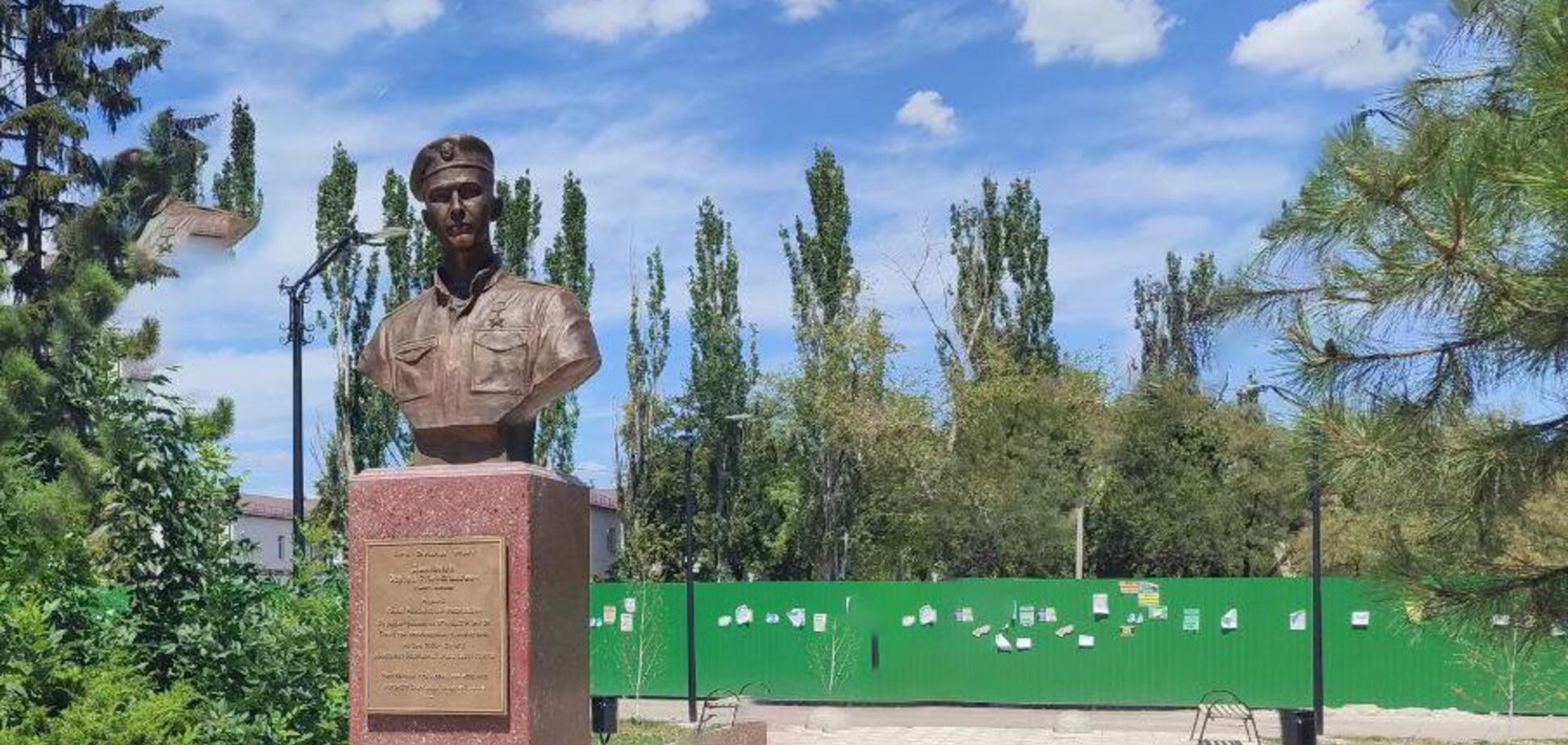 Оккупанты в Мариуполе установили памятник убийце местных жителей. Фото