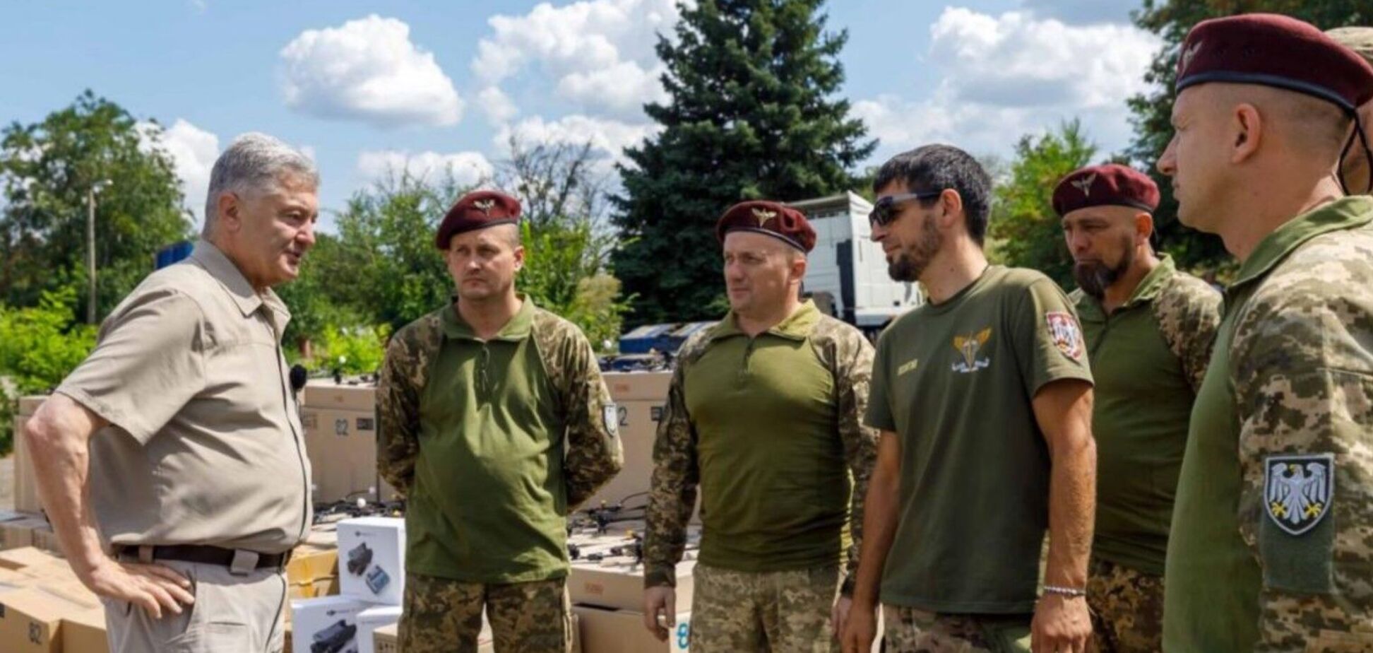 На фронте очень горячо: Порошенко привез новую партию техники бригадам по Харьковскому направлению