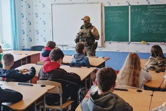 Оккупанты обрабатывают мозги детям на оккупированной Луганщине: разослали в школы методички и Z-литературу