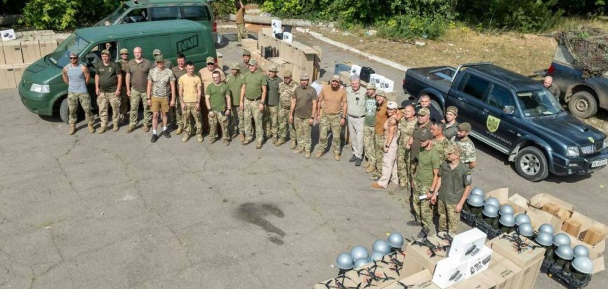 Порошенко передал новую партию помощи на фронт: 2500 FPV и 'Мавиков', экскаваторы, окопный РЭБ, КШМ