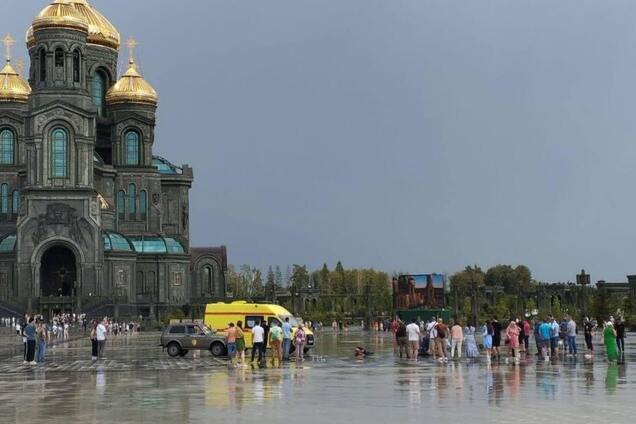 На площі перед храмом ВС РФ у Підмосков'ї блискавка вдарила у трьох людей. Фото 