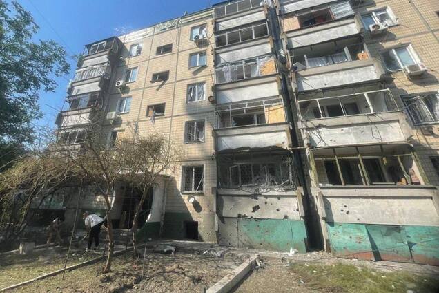 Россияне ударили из артиллерии по Никополю: повреждены многоэтажки, есть пострадавшие
