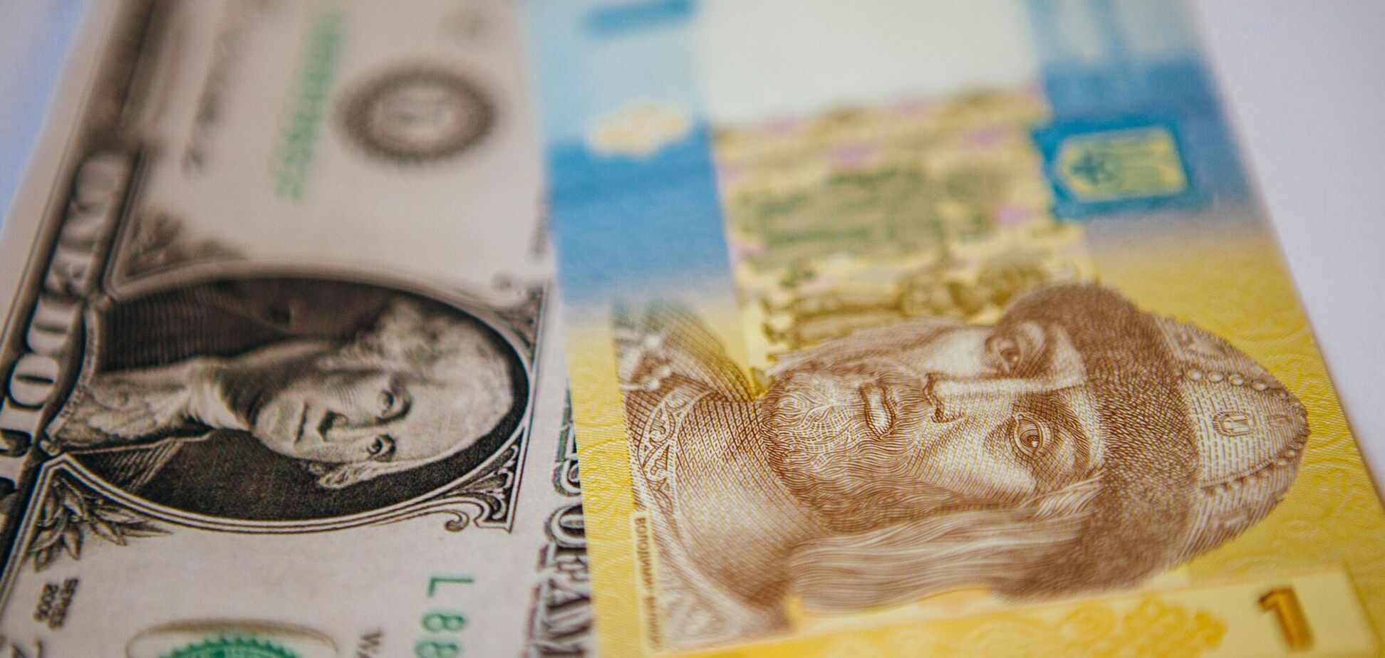 Чи варто скуповувати долари