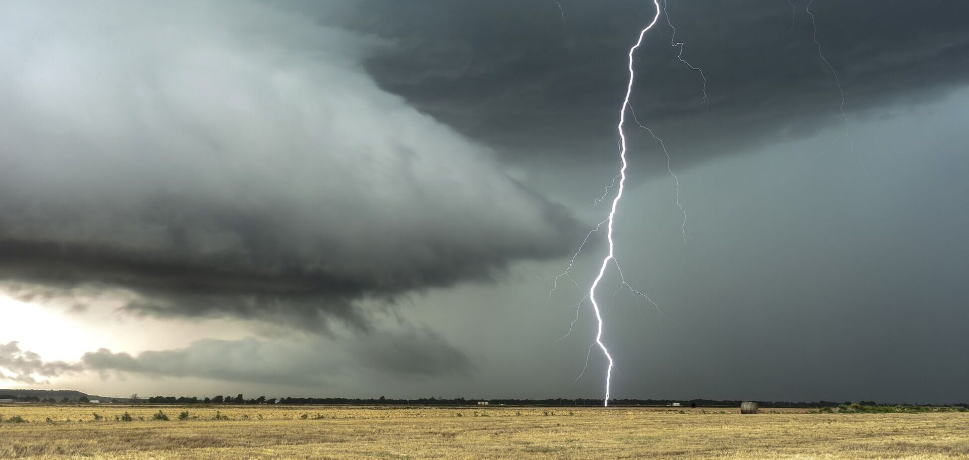 Украину накроют ливни и грозы: в нескольких регионах объявлены штормовые предупреждения