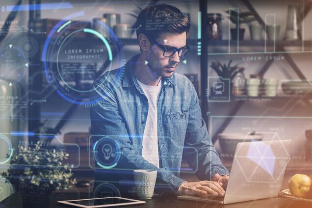 Иллюстративное фото. Человек сидит за компьютером