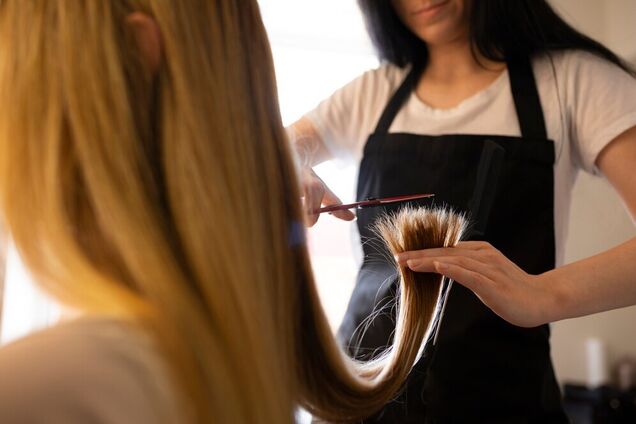 Как самостоятельно подровнять кончики волос дома: советы для новичков