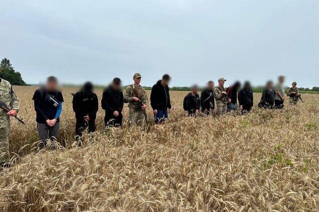 Тиса вже не в тренді: прикордонники зловили десятьох ухилянтів, які намагалися прокрастися до Угорщини пшеничним полем. Відео
