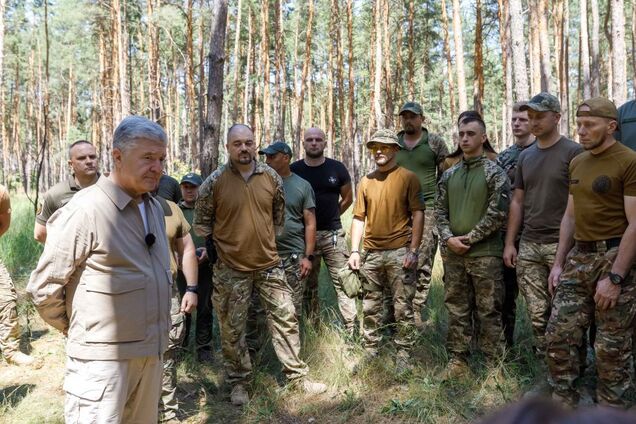 Йдіть на фронт і там завоюйте цей авторитет: Порошенко жорстко звернувся до тих, хто підриває довіру до ЗСУ