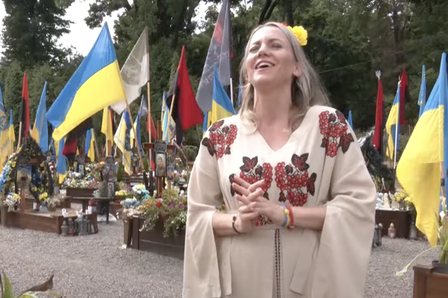 Німецька співачка Марлен Маас приїхала на кладовище військових у Львові та заспівала українською мовою. Відео