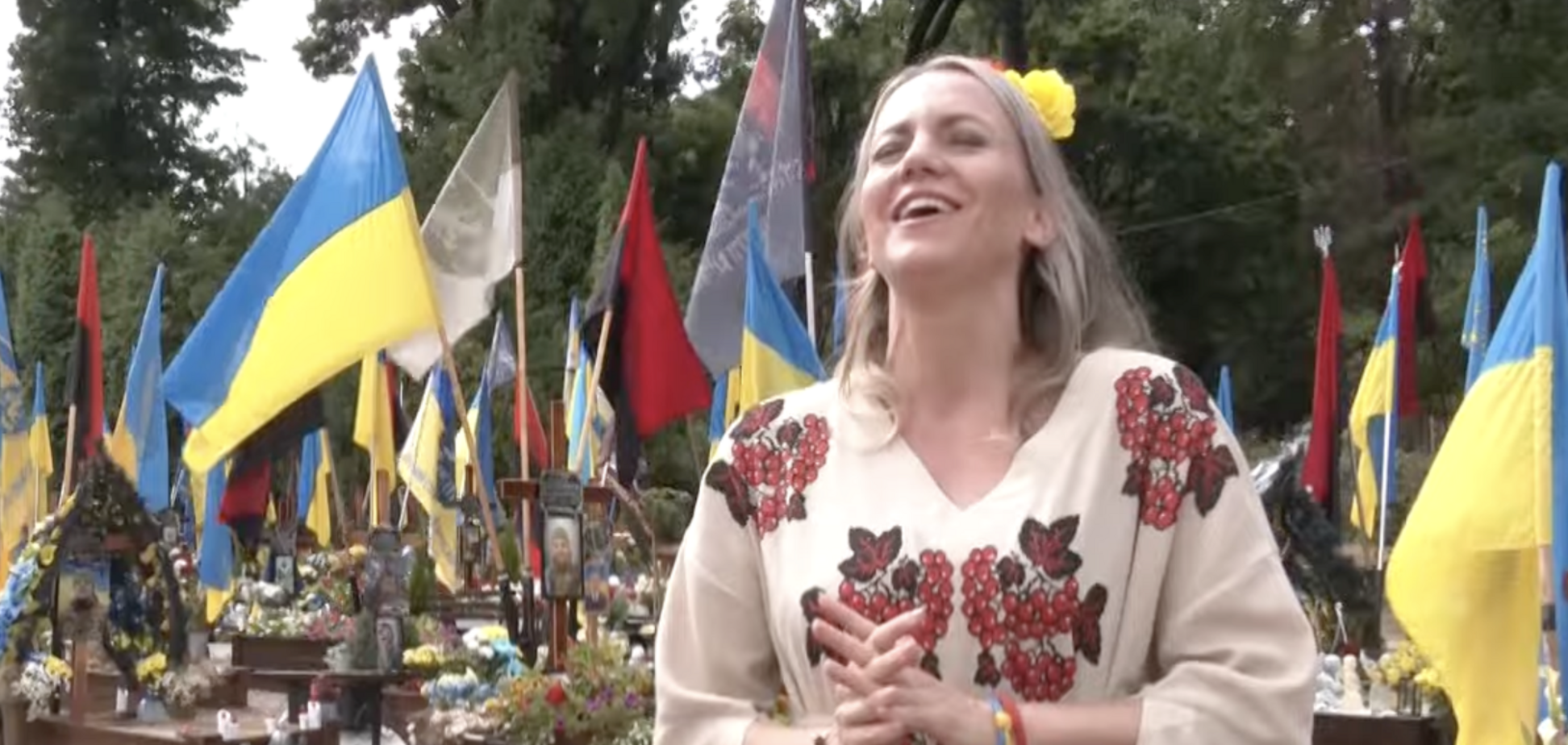 Німецька співачка Марлен Маас приїхала на кладовище військових у Львові та заспівала українською мовою. Відео