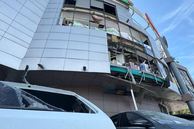 Оккупанты ударили по Днепру, есть разрушения: пять человек погибли, 53 ранены. Фото и видео