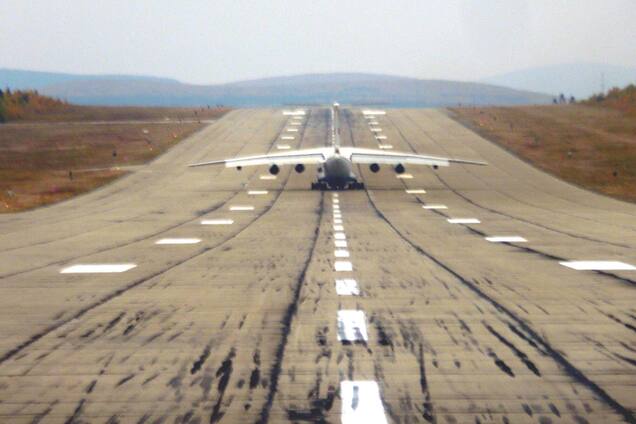 Під час удару по аеродрому 'Оленья' було пошкоджено одразу два літаки Ту-22М3: у ГУР розповіли подробиці. Відео