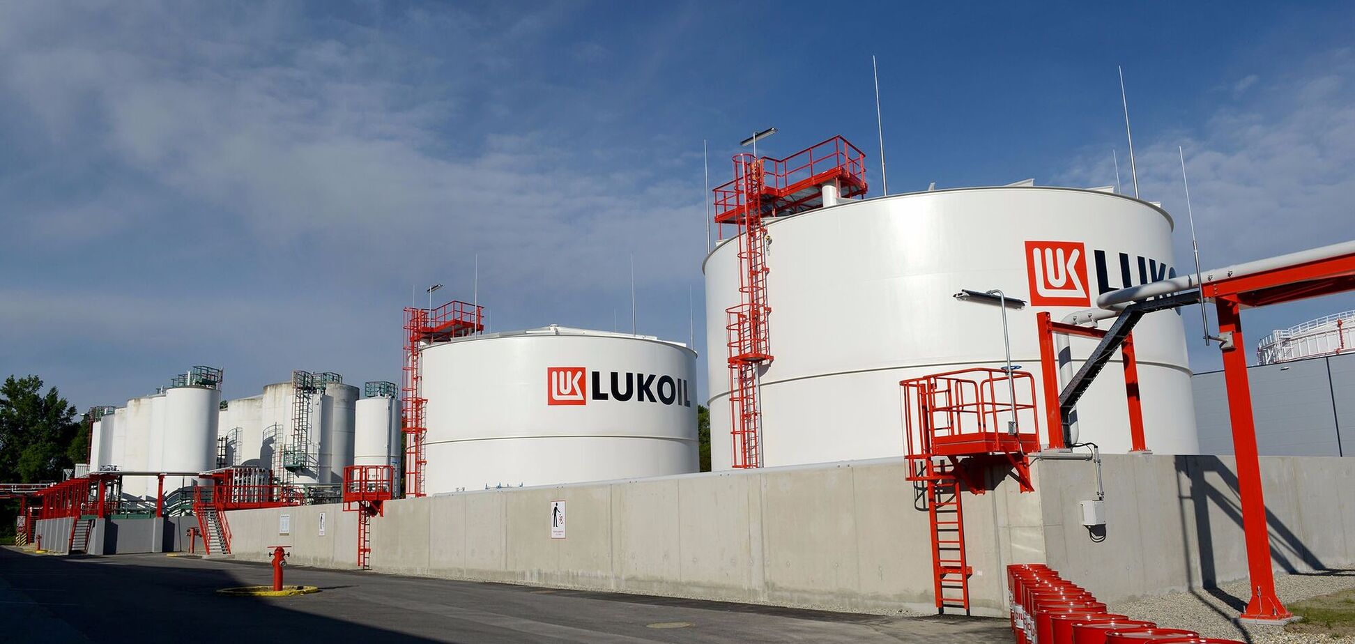 "Лукойл" возобновляет поставки нефти в ЕС через Украину: Reuters раскрыл подробности новых соглашений