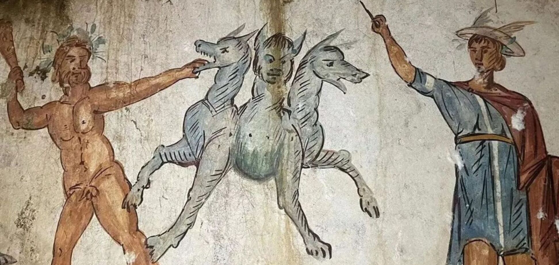 В Италии археологи открыли гробницу, которой 2000 лет: мумия внутри их ошеломила