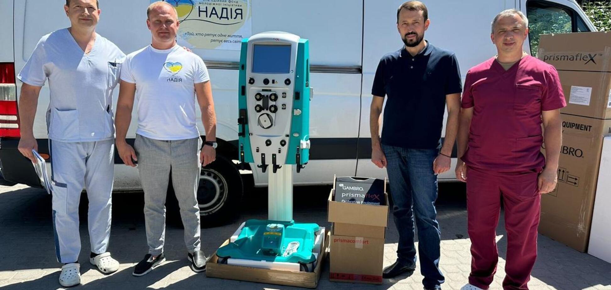 БФ молодіжної ініціативи 'Надія' та Олексій Омельяненко передали обладнання для лікарень на передовій
