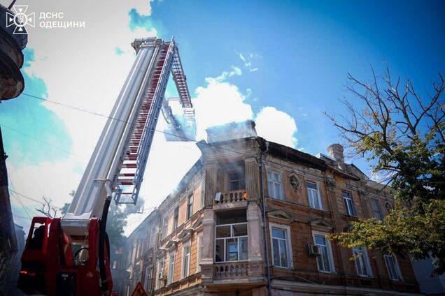 У центрі Одеси загорівся житловий будинок: під час гасіння пожежі постраждали троє вогнеборців. Фото