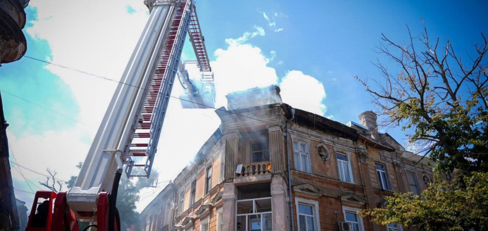В центре Одессы загорелся жилой дом: во время тушения пожара пострадали трое пожарных. Фото