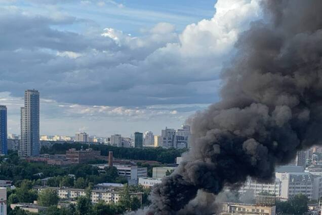 В Екатеринбурге вспыхнул один из крупнейших заводов по изготовлению электроники для оборонки. Видео