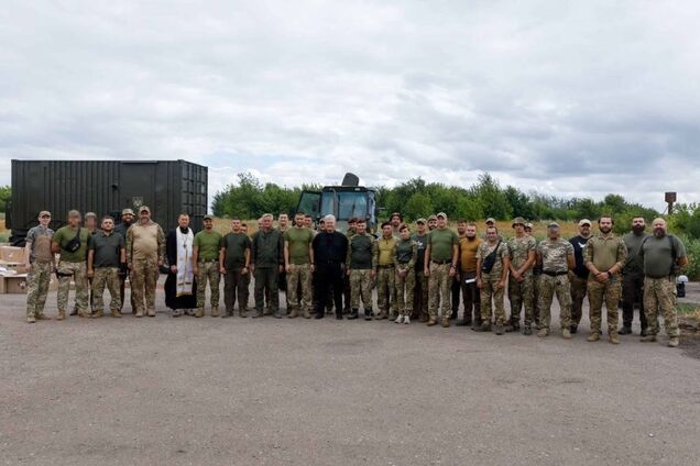 Інтенсивність бойових дій дуже висока: Порошенко привіз на фронт чергову партію дронів, РЕБ та техніку