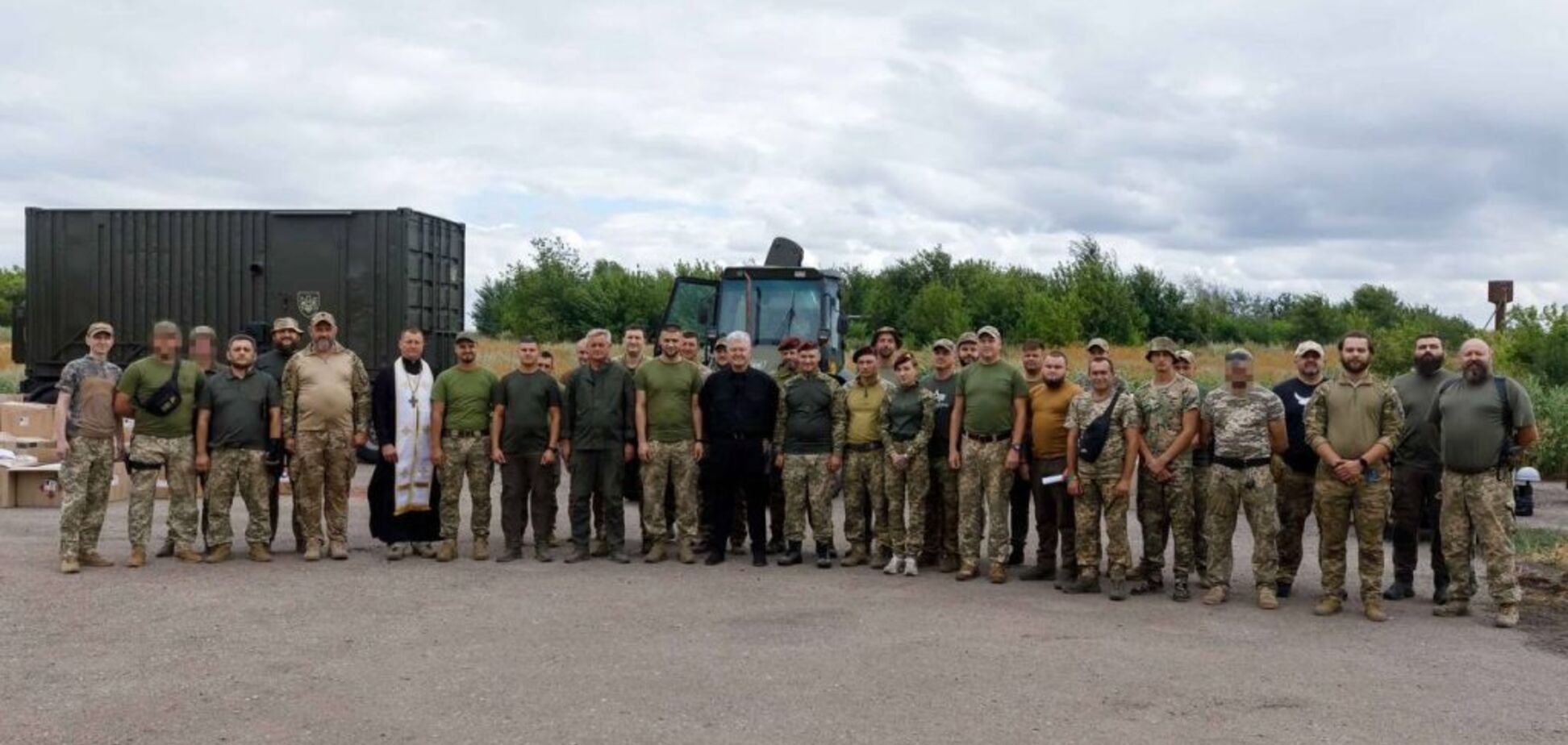 Интенсивность боевых действий очень высока: Порошенко привез на фронт очередную партию дронов, РЭБ и технику